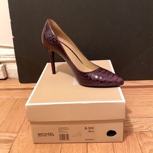 MK Claire embossed leather pump